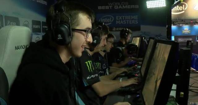 许多球迷和 许多球迷和